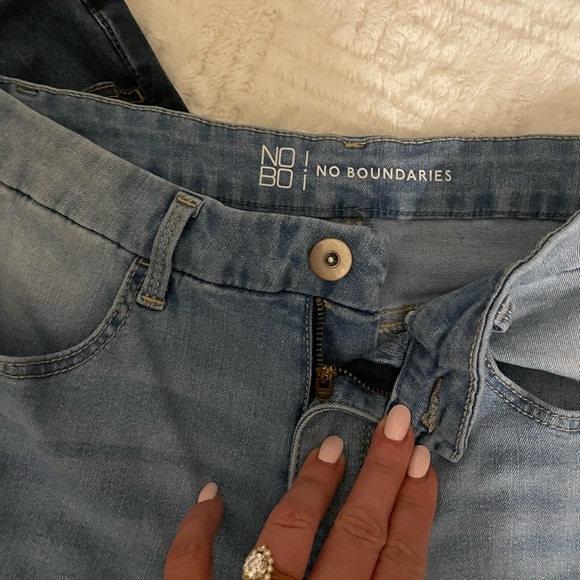 BUNDLE No Boundaries set of 2 summer Jean shorts Size 4 - Picture 3 of 8